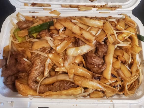 Pan-Fried Rice Noodle with Beef 干炒牛河